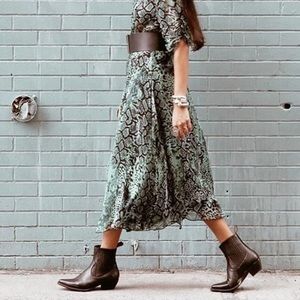 Frye Sacha Chelsea Boot in Deep Brown Size 8